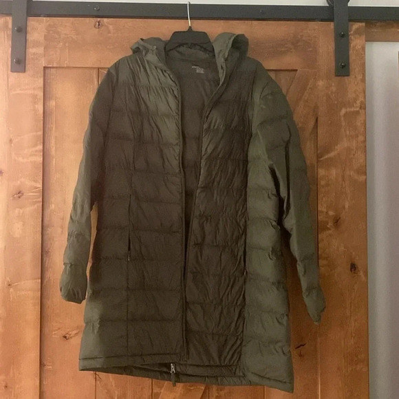 Amazon Essentials Lightweight Hooded Waterproof Puffer Coat - Picture 5 of 6